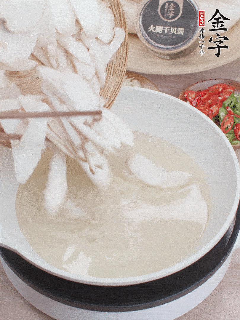 杏鮑菇切成片，油溫7層熱炸2分鐘。