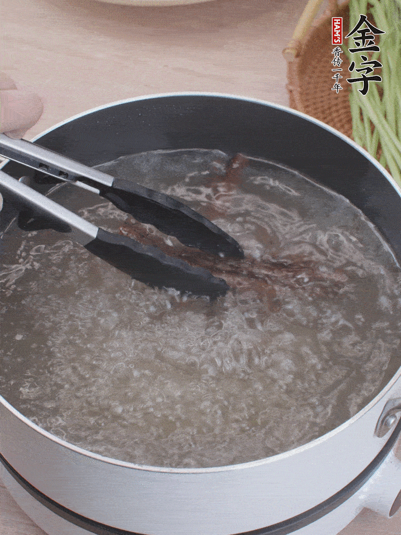 金字醬油肉下鍋煮10分鐘，切薄片。