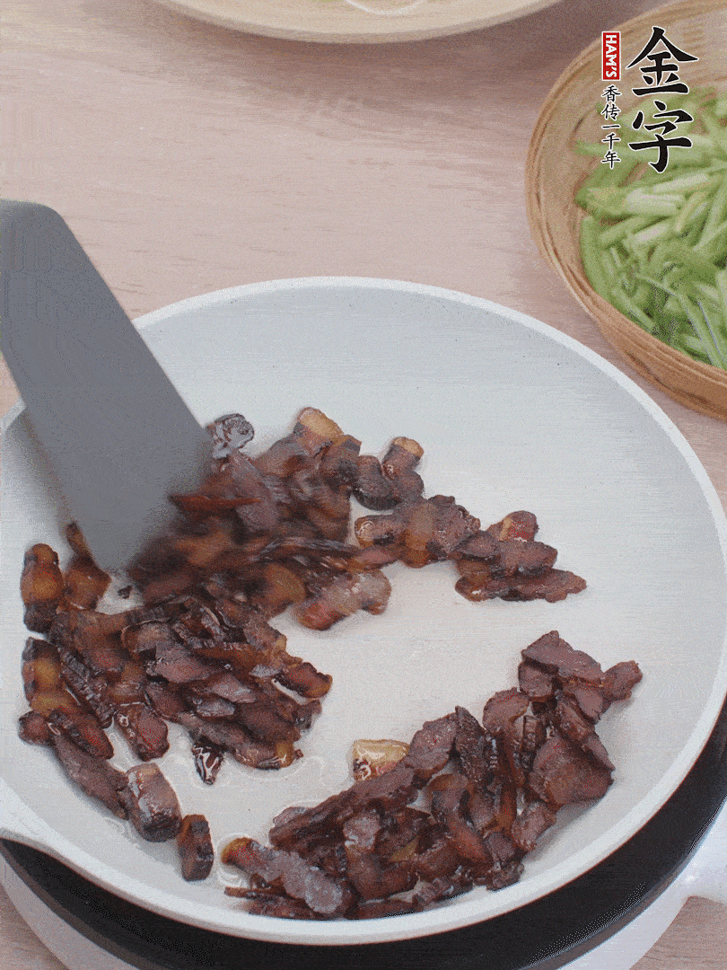 起鍋熱油，煸香醬油肉。