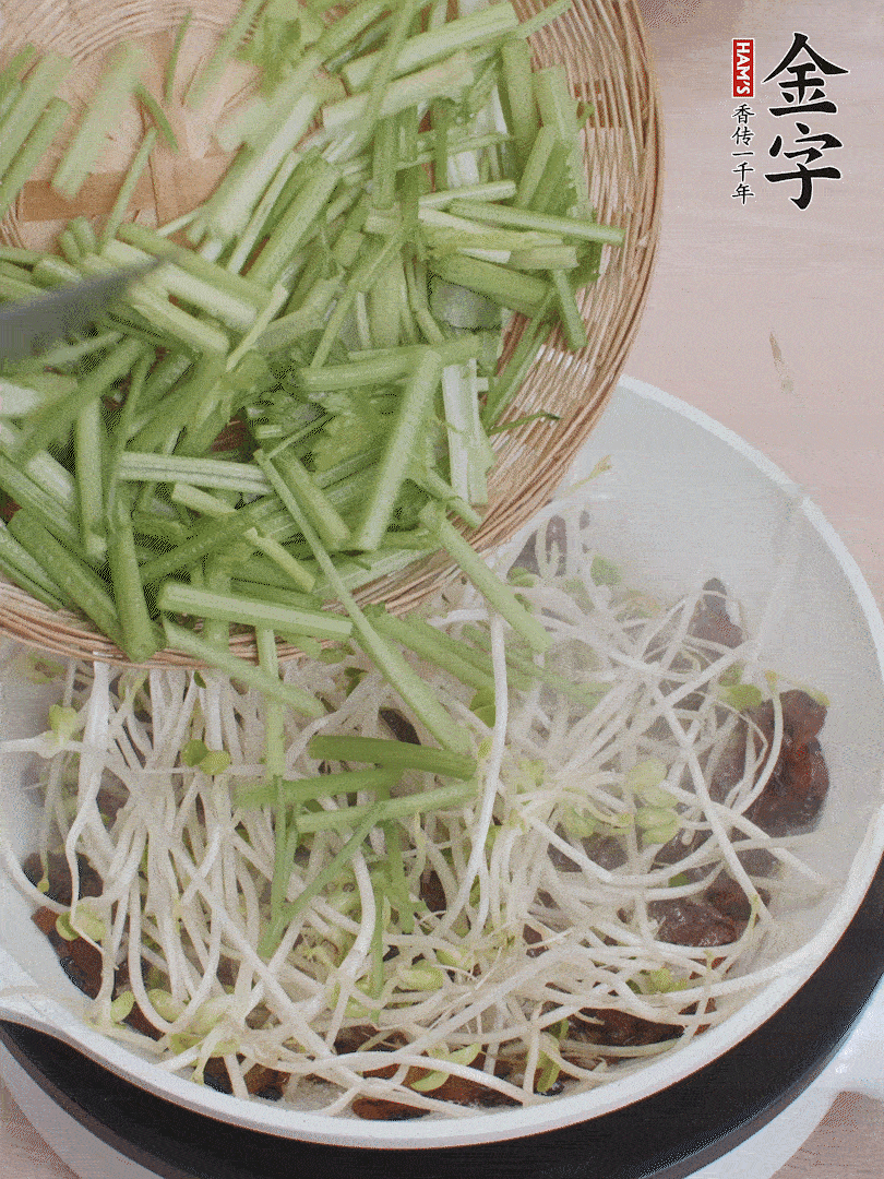 下豆芽、香芹翻炒均勻。