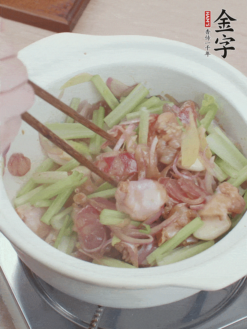 下牛蛙、芹菜、香腸翻炒。