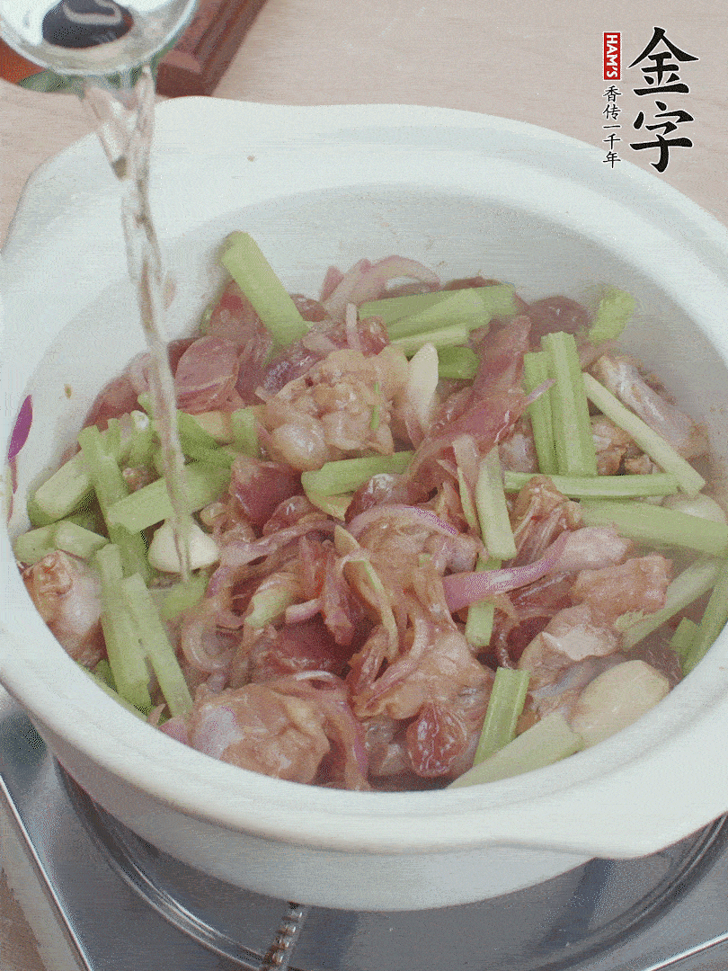 牛蛙變色后，淋點(diǎn)啤酒，加蓋后調(diào)小火燜10分鐘。