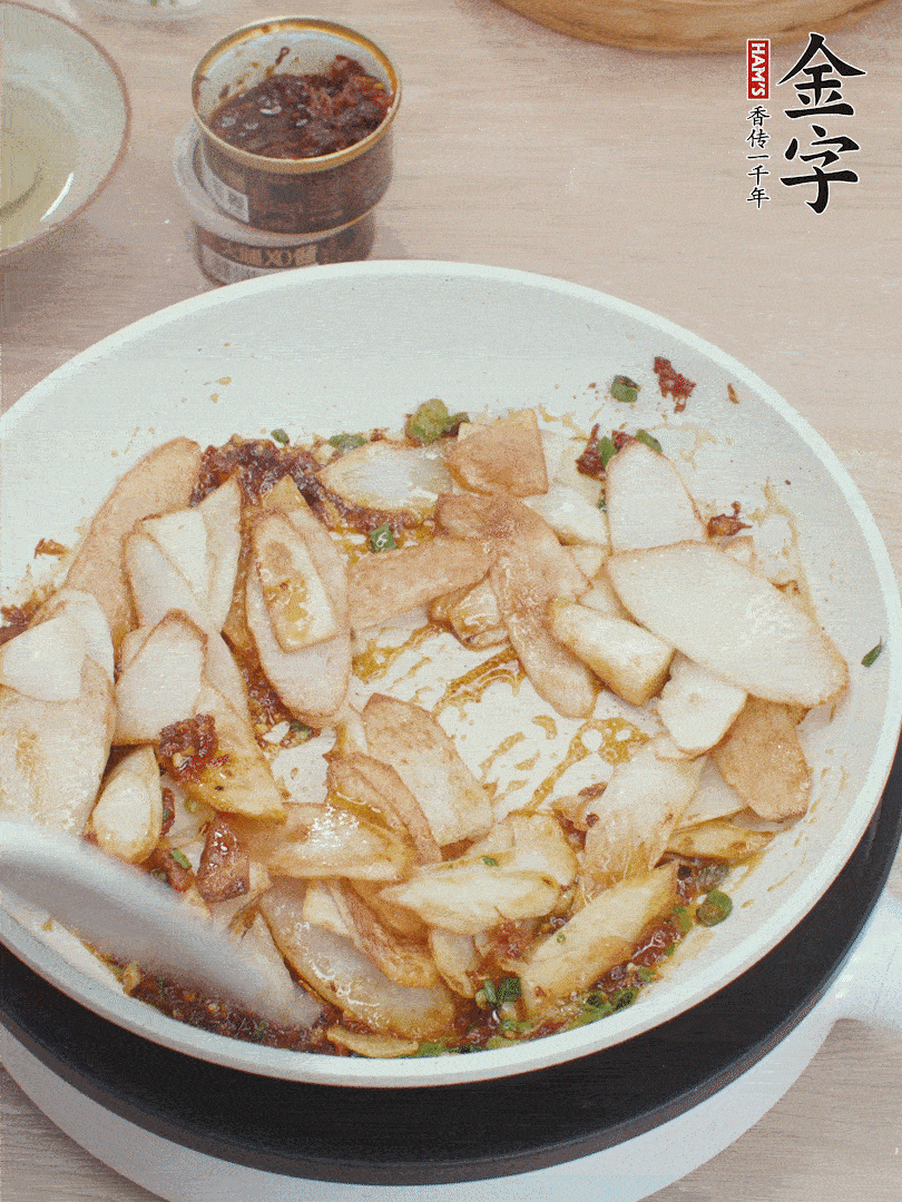 下山藥炒勻，撒蔥花。