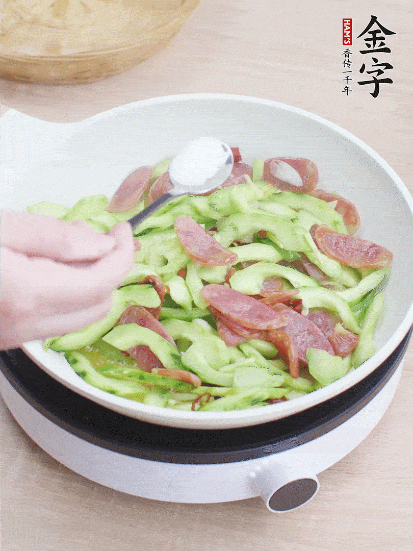 淋點(diǎn)開(kāi)水，半勺白糖、1勺生抽調(diào)味。