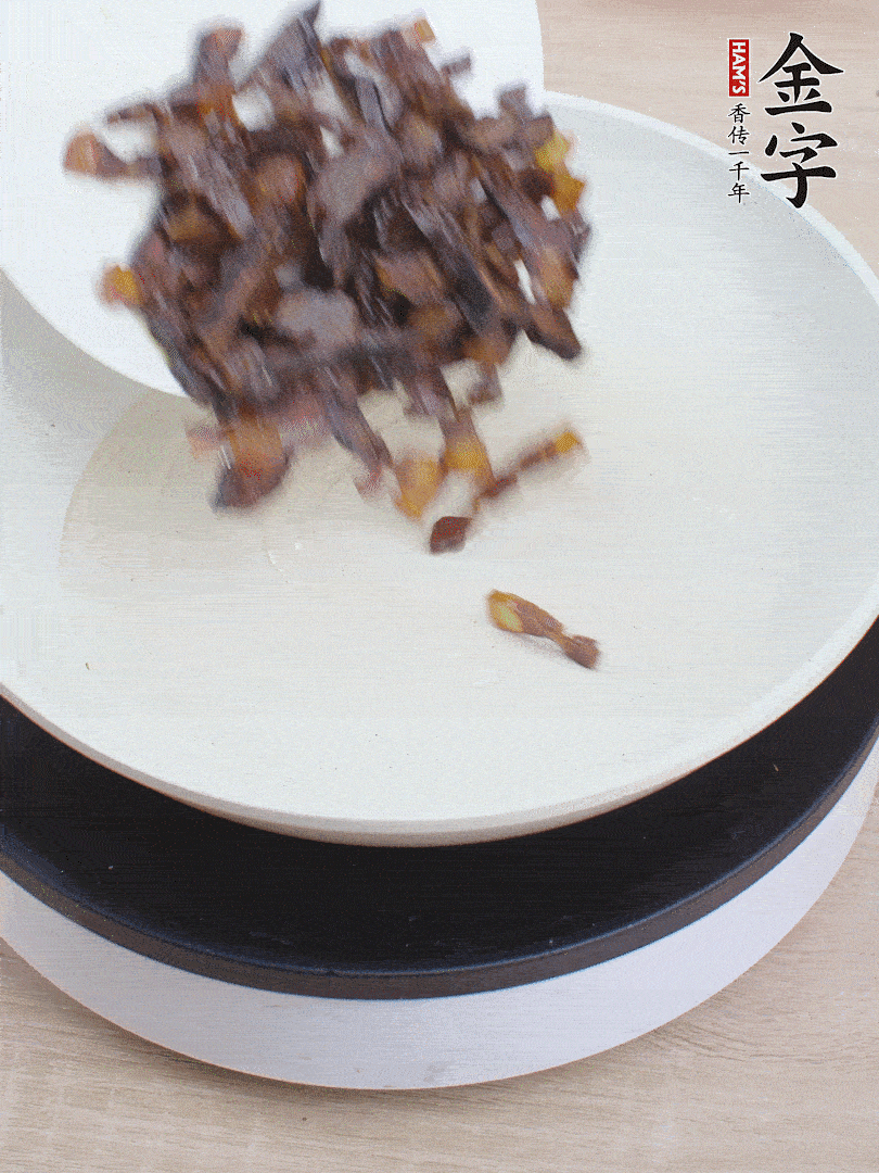 油熱倒醬油肉，編出香味。