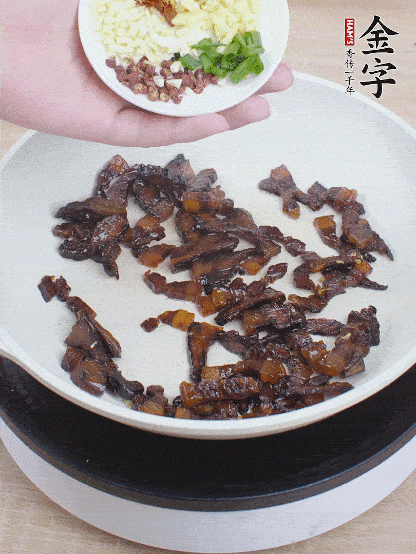 下蔥姜蒜、干辣椒、花椒粒炒香。
