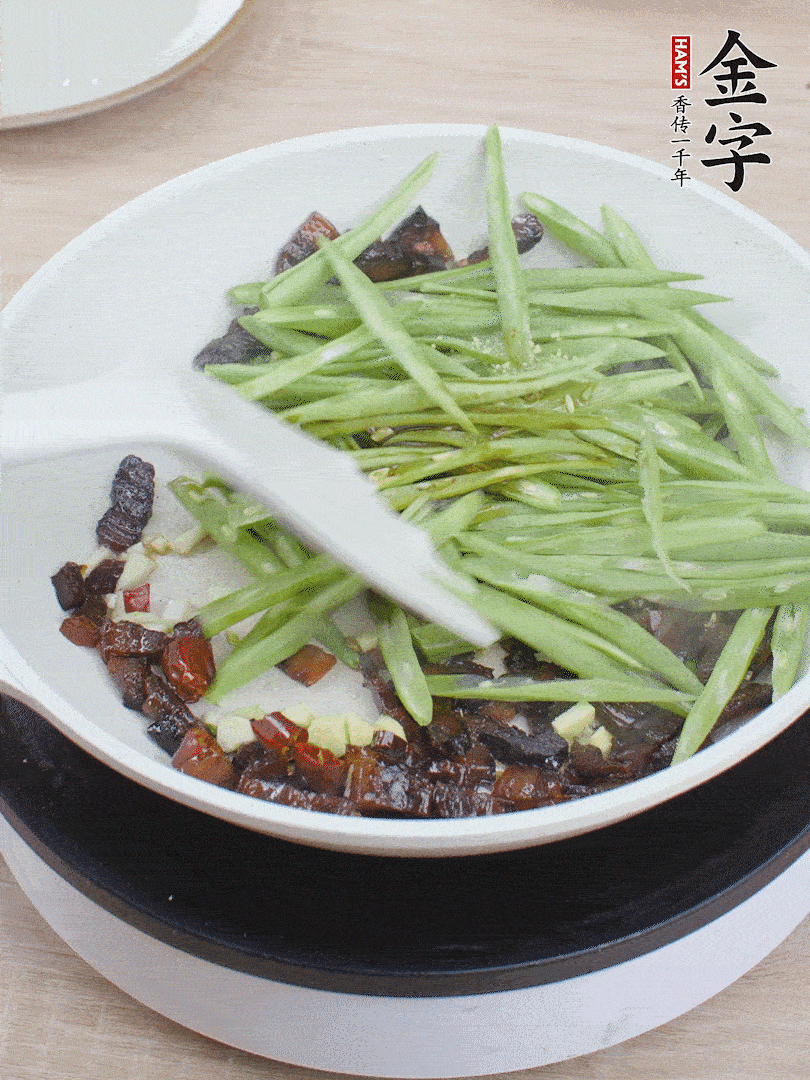 下豆角，生抽、雞精調(diào)味，炒到斷生。