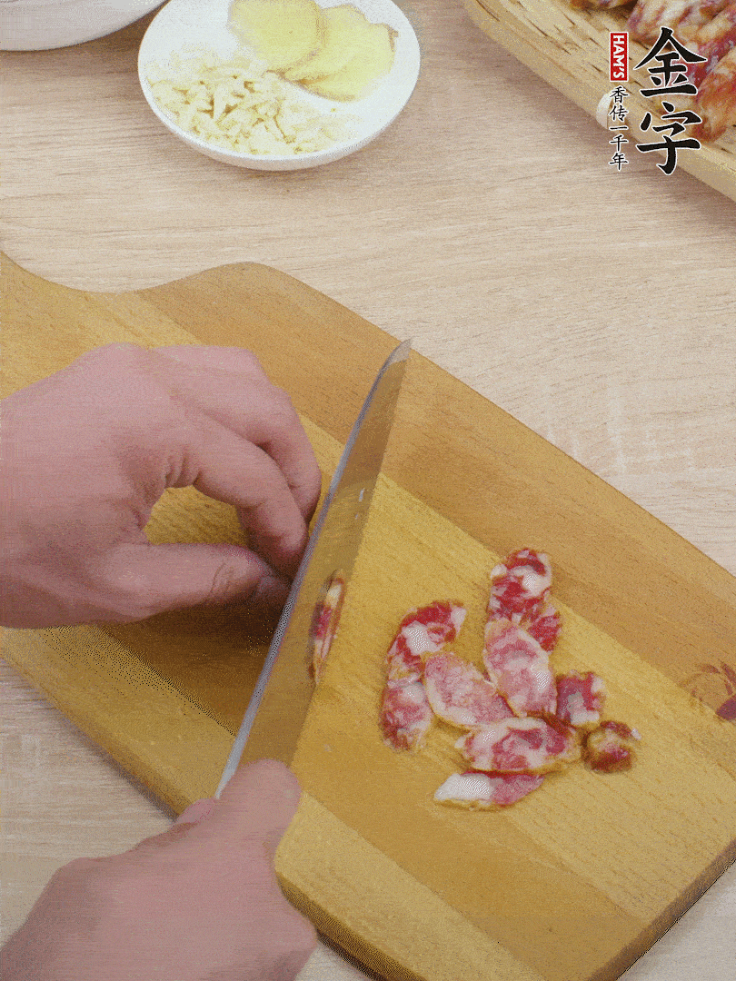 金字土香腸切片。