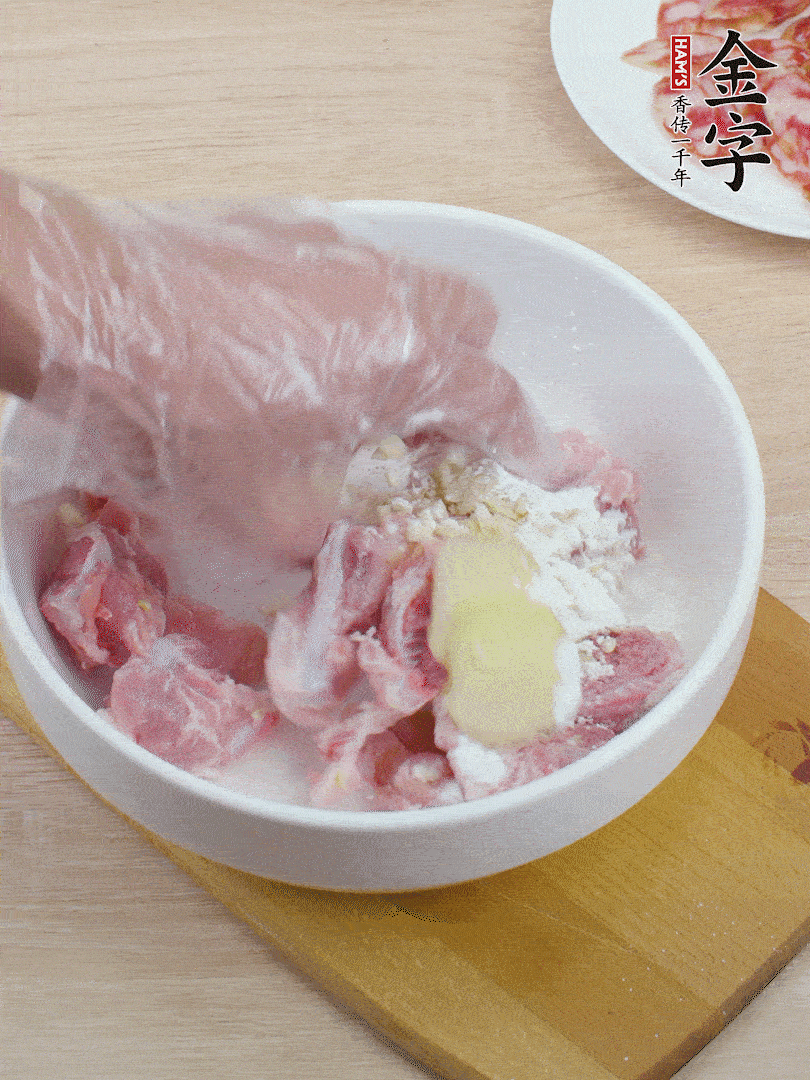 洗凈的小排，加鹽、姜、蒜末、淀粉、胡椒粉抓勻，腌制15分鐘。