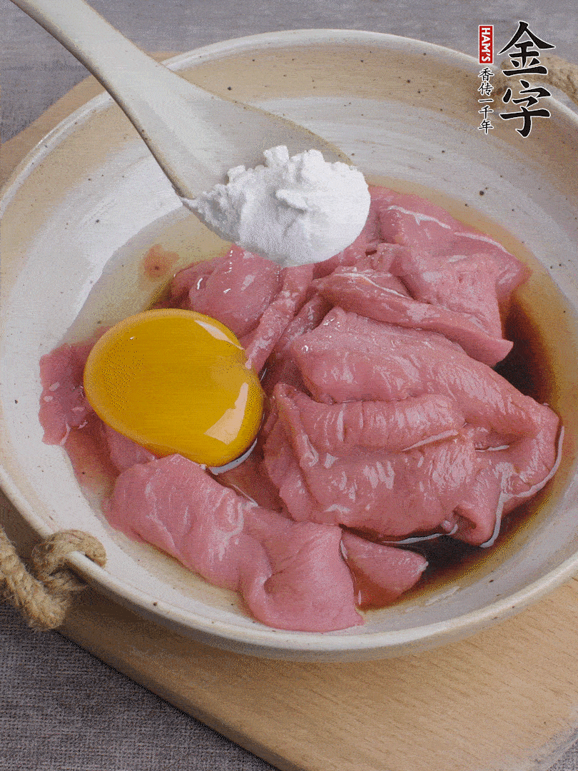 牛肉切片，雞蛋1個、水2勺、料酒1/2勺、生抽1/2勺、生粉1勺腌15分鐘。