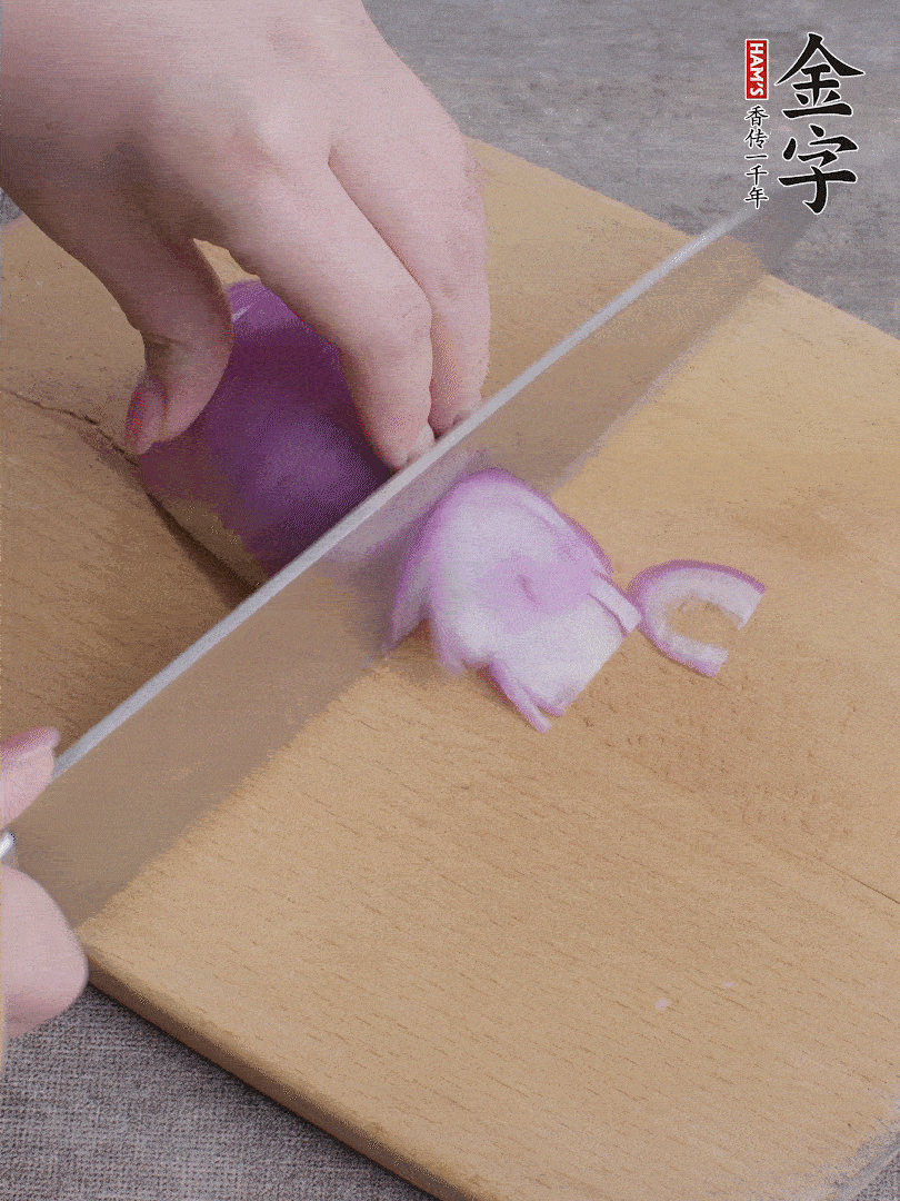 洋蔥切絲、蔥切段。