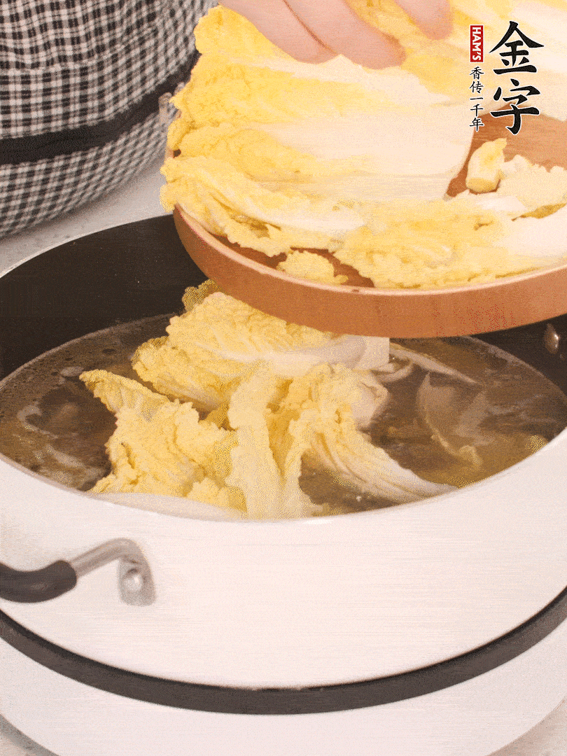 放入娃娃菜、金針菇再燉煮5分鐘。