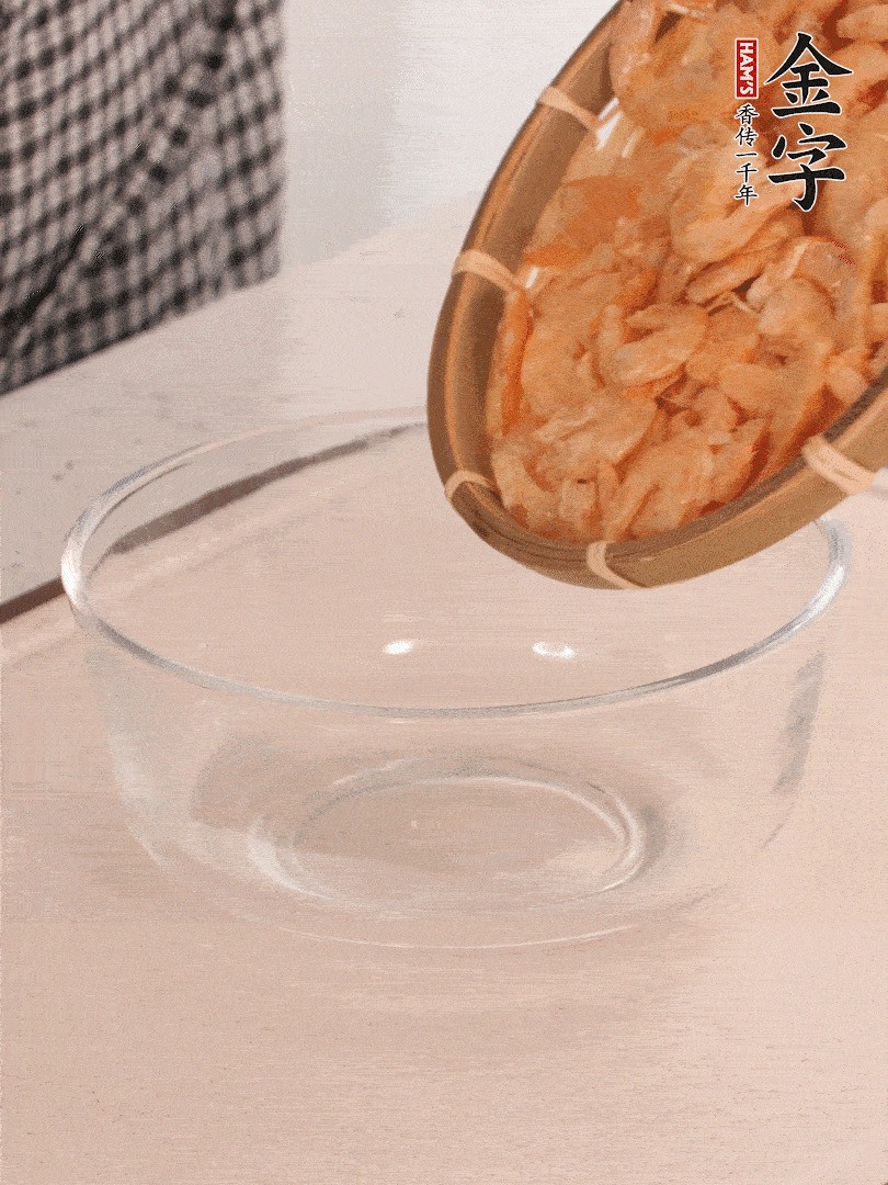 海米提前用溫水浸泡一會(huì)。