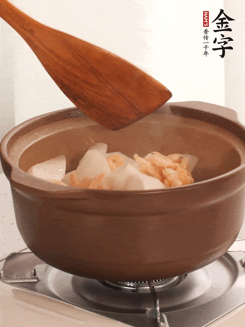 放白蘿卜、海米煸炒1-2分鐘，白蘿卜一定要先炒過(guò)再燉湯，香味更足。