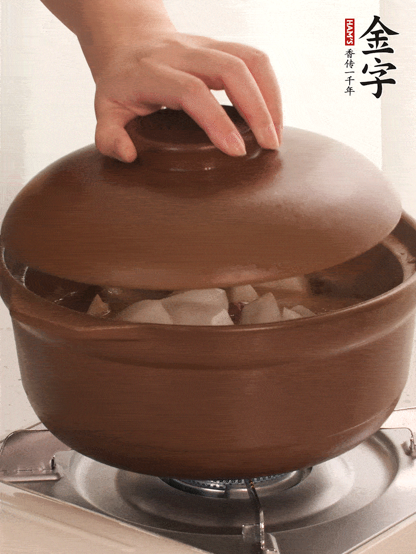 倒沒(méi)過(guò)食材的熱水，大火燒開(kāi)。蓋上蓋子轉(zhuǎn)中小火，燉15-20分鐘。等蘿卜煮到喜歡的軟爛度就可以關(guān)火。