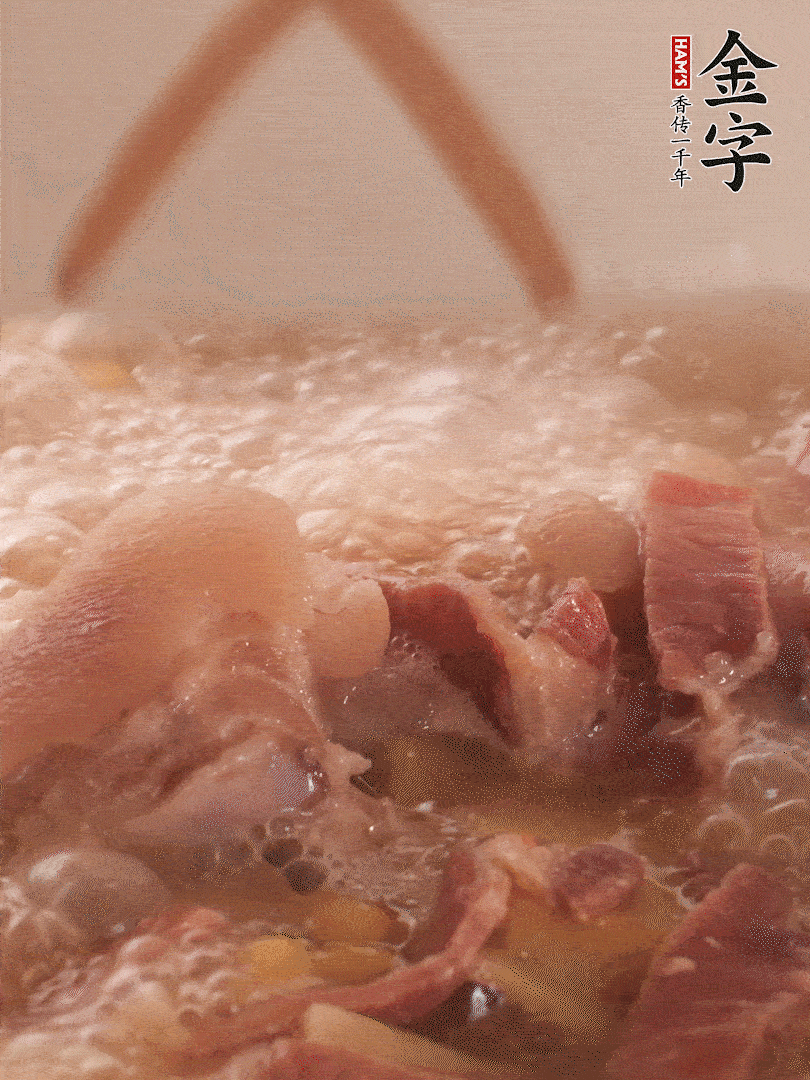 大火將水煮開后，蓋上鍋蓋，轉(zhuǎn)小火慢燉1個(gè)半小時(shí)。