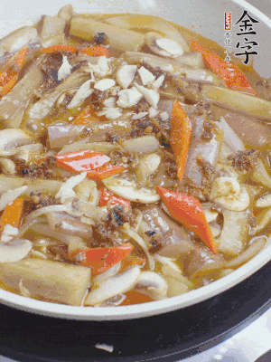 撒蒜末、香菜末。