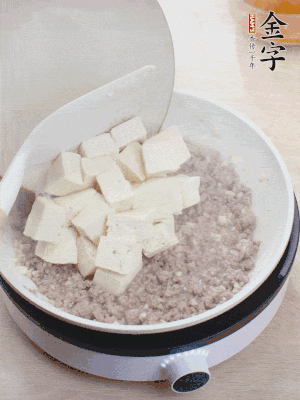 蓋蓋燉煮20分鐘后，加腐皮，撒一點(diǎn)枸杞。