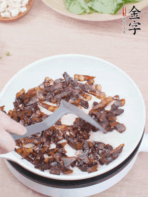 起鍋熱油，煸香醬油肉，撥拉到一邊。