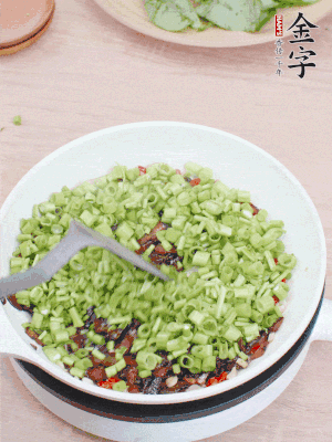 下菜梗翻炒，混合醬油肉。