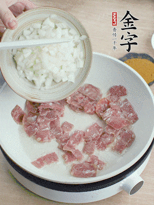 依次下洋蔥、紅菜椒、豌豆粒、玉米粒翻炒均勻。