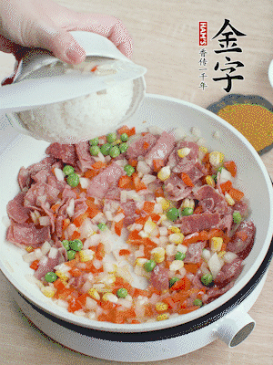 放米飯炒至顆粒分明。