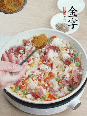 1勺咖喱粉、1/2勺鹽，少許黑胡椒碎炒均。