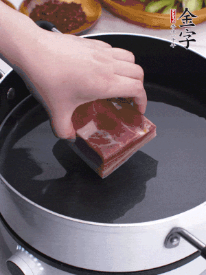 金字淡咸肉冷水入鍋煮15分鐘。