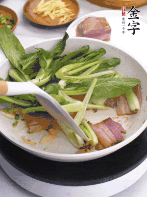 下小青菜翻炒，菜梆子變軟時，撒一點鹽、雞精調(diào)味。
