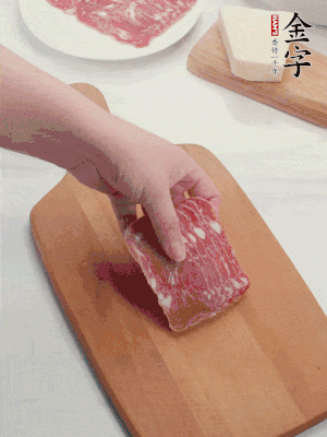 金字培根火腿改刀切小片；白洋蔥切?。恍迈r豌豆剝殼。