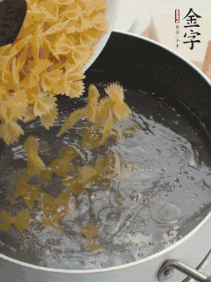 蝴蝶面加橄欖油煮熟；豌豆焯水30秒。