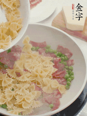 1小勺鹽調(diào)味，混合一起燉煮一下。