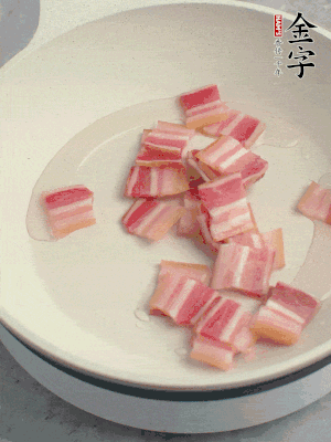 鍋中少許油，金字淡咸肉煸香。