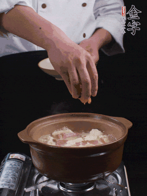 下蝦仁干，煮5分鐘。撒蒜葉，煮1分鐘。