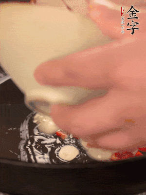 豬油潤鍋，下辣椒、大蒜、火腿片煸香。