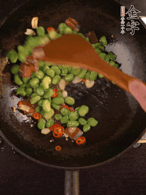再下蠶豆煸炒，加1勺料酒調(diào)味。