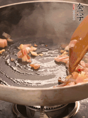 熱油爆香大蒜粒，煸香咸肉丁，淋一勺黃酒調味。