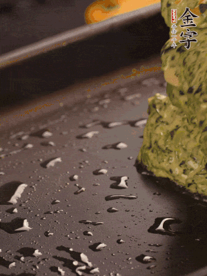 熱鍋擦一下油，下面糊攤平。