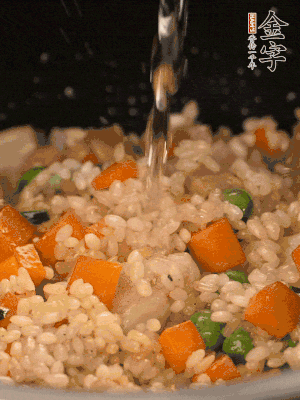 把食材轉(zhuǎn)移到電飯鍋中，倒入點(diǎn)清水，正常煮飯。