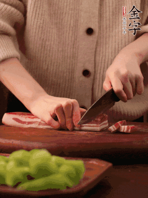 金字淡咸肉切片，冷水入鍋，加姜片、料酒略焯水。同步，五花肉切塊焯水。