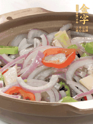 砂鍋底鋪上香菜，放上料頭，再放上焯過水的鮑魚殼。