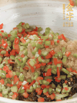 XO醬、蒜蓉醬、青紅椒粒攪拌成醬料。