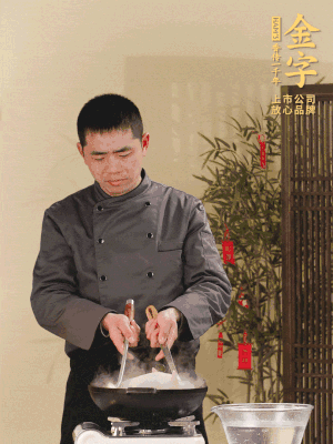 整只土雞冷水下鍋，加蔥姜、料酒焯水，撈出后用溫水清洗干凈。