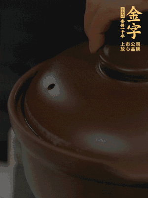 雞、火腿、姜片一起放入砂鍋中，大火轉(zhuǎn)小火燉2小時(shí)。