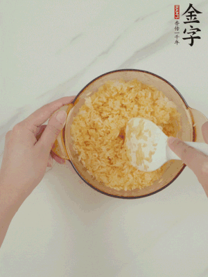 隔夜剩米飯加蛋黃攪拌均勻。