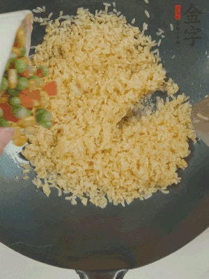 下豌豆粒、胡蘿卜粒、玉米粒。（買現(xiàn)成冷凍的雜菜即可，非常方便）