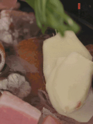加姜片、蔥結(jié)、料酒。
