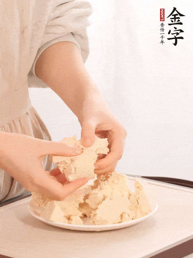 老豆腐用手掰成塊。
