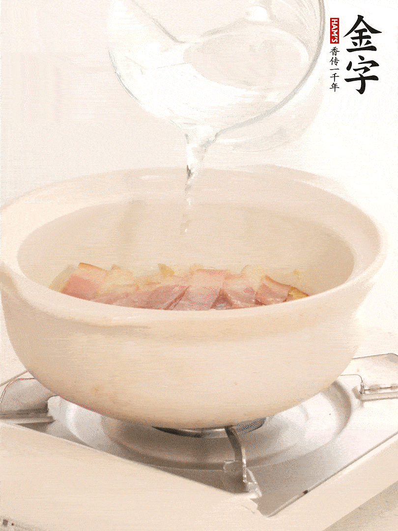 放入火腿片，加開水，再加入豆腐