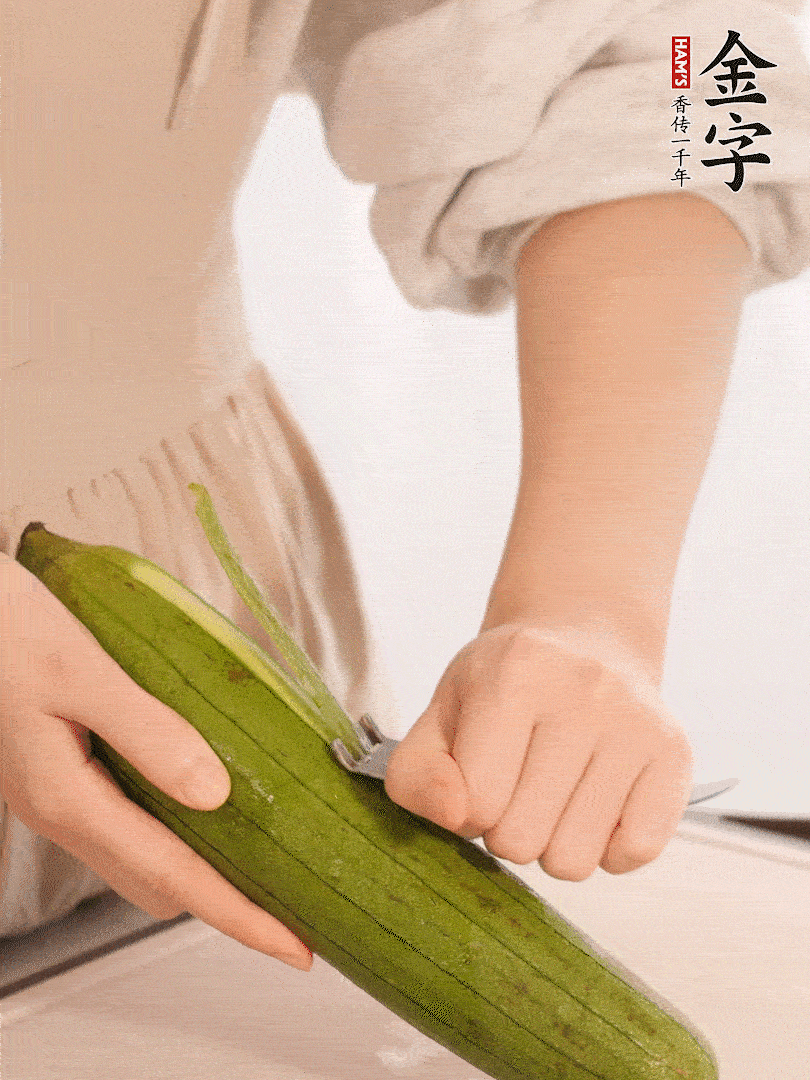 絲瓜去皮切滾刀塊用鹽殺一下水分洗凈。